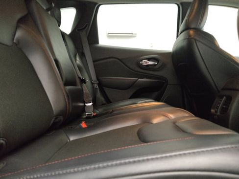 Used 2021 Jeep Cherokee Trailhawk w/ Technology Group AWD/4WD image 19