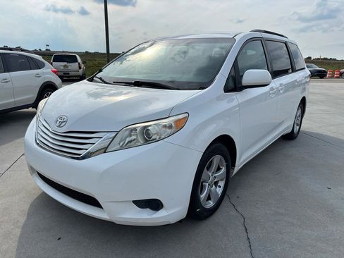 Used 2017 Toyota Sienna LE FWD image 8
