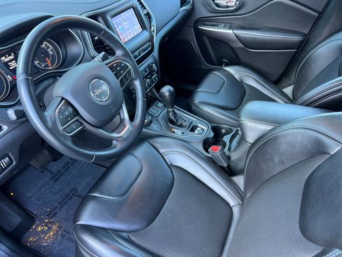 Used 2019 Jeep Cherokee Latitude Plus image 10