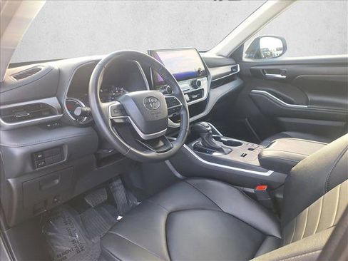 Certified 2025 Toyota Highlander XLE image 9