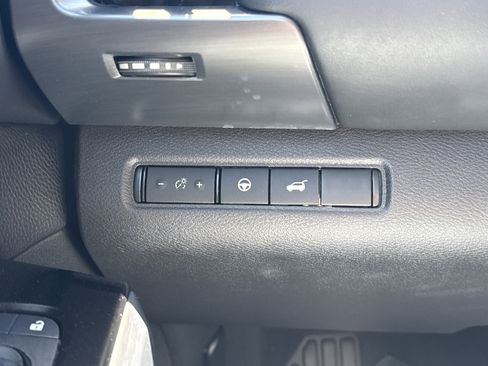 Used 2023 Nissan Pathfinder SL AWD/4WD image 28