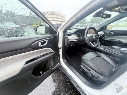 Used 2024 Jeep Compass Latitude AWD/4WD image 7