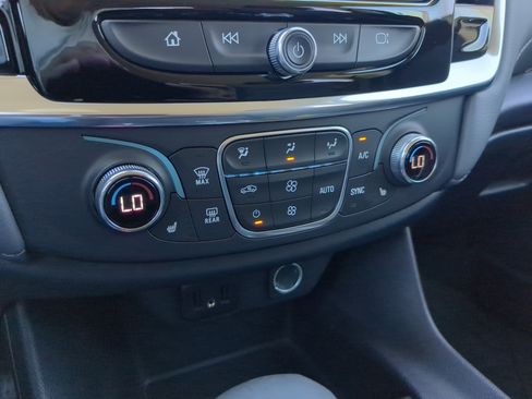 Used 2021 Chevrolet Traverse LT image 25