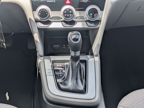 Used 2019 Hyundai Elantra SE FWD image 17