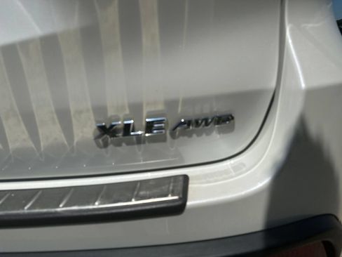 Used 2019 Toyota Highlander XLE AWD/4WD image 16