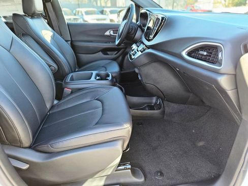 New 2026 Chrysler Voyager LX image 9