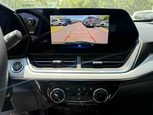 Used 2025 Chevrolet Trax LT FWD image 6