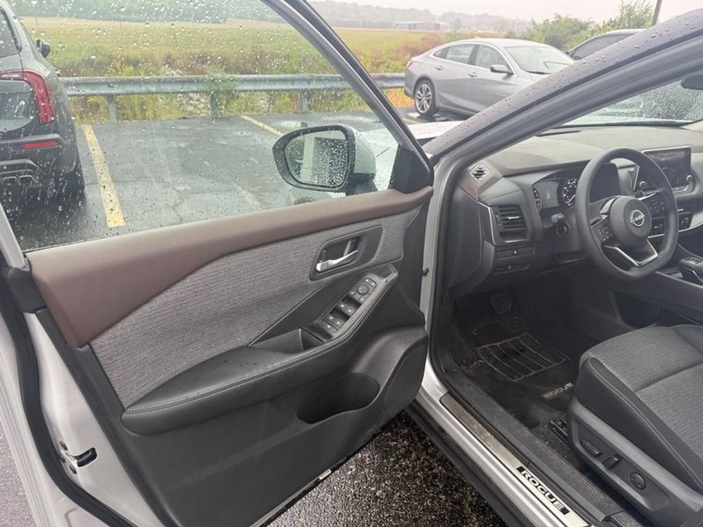 Used 2023 Nissan Rogue SV AWD/4WD image 3