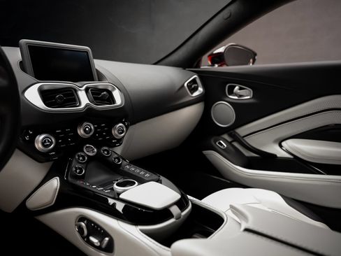 Used 2023 Aston Martin V8 Vantage Coupe RWD image 40