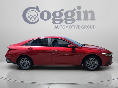 Certified 2024 Hyundai Elantra Blue FWD image 6