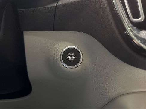 Used 2021 Volvo XC40 T5 Momentum image 26