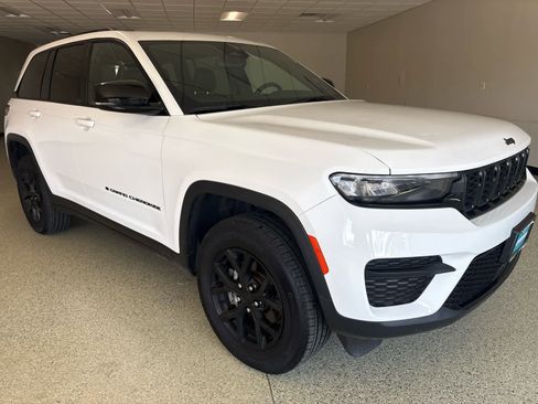 Used 2024 Jeep Grand Cherokee Altitude AWD/4WD image 4