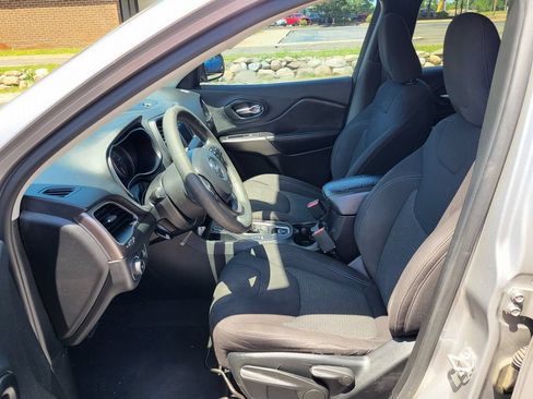 Used 2019 Jeep Cherokee Latitude w/ Popular Appearance Group FWD image 10