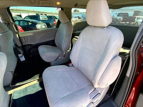 Used 2018 Toyota Sienna L image 19