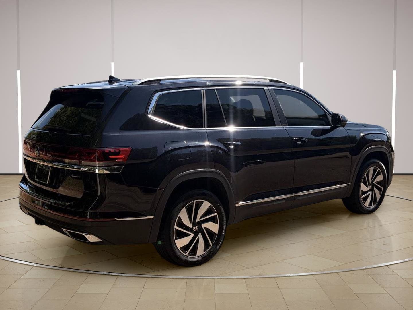 Used 2024 Volkswagen Atlas SEL AWD/4WD image 6
