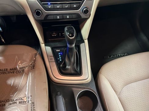 Used 2017 Hyundai Elantra SE image 28