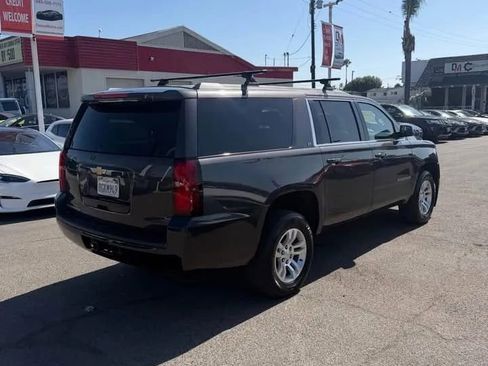 Used 2018 Chevrolet Suburban LT RWD image 4