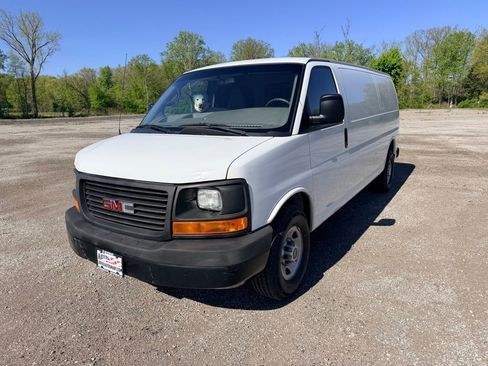Used 2017 GMC Savana 3500 Extended RWD image 3