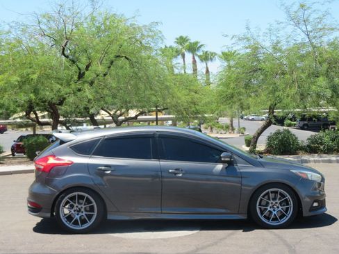 Used 2016 Ford Focus ST FWD image 3