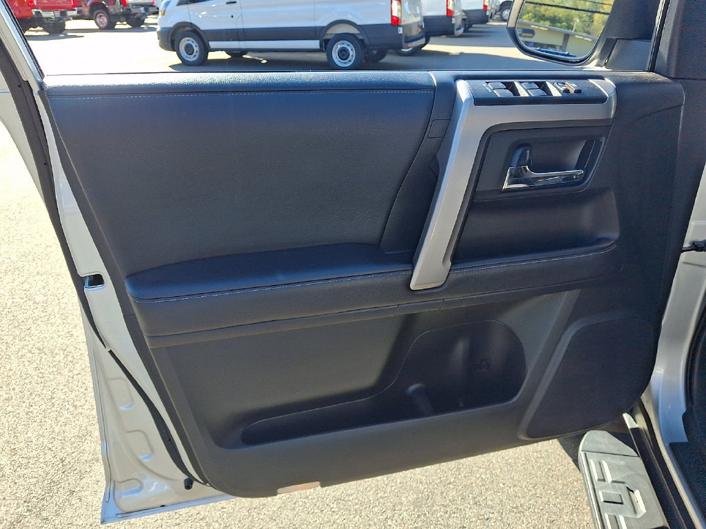 Used 2022 Toyota 4Runner SR5 AWD/4WD image 12