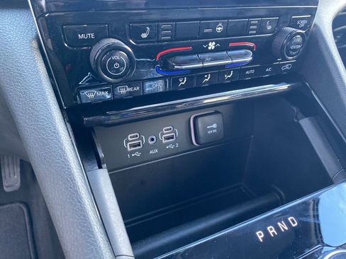 Used 2023 Jeep Grand Cherokee Limited w/ Black Appearance Package image 28