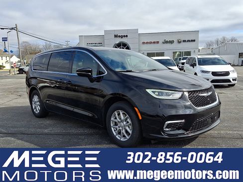 New 2026 Chrysler Pacifica Select image 1