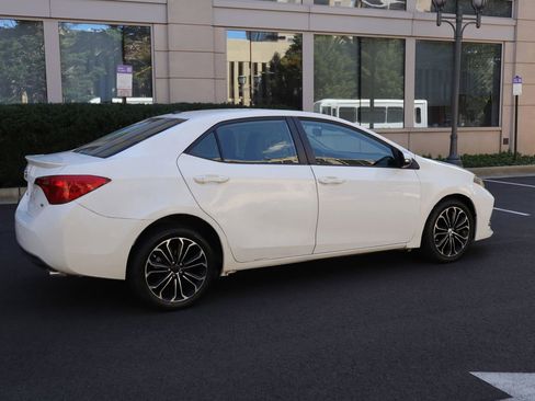 Used 2018 Toyota Corolla SE w/ SE Premium Package FWD image 7