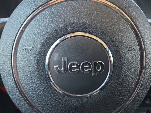 Used 2018 Jeep Wrangler Unlimited Sahara w/ Connectivity Group image 20