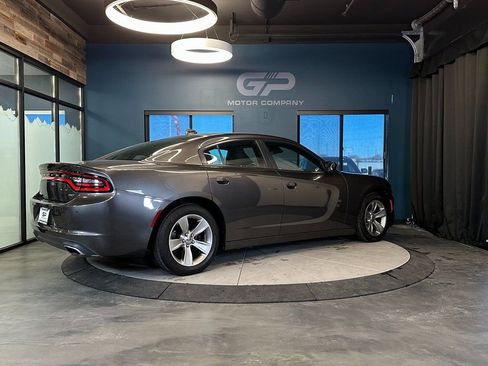 Used 2017 Dodge Charger SXT RWD image 3