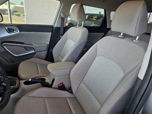 Used 2025 Kia Soul LX image 6