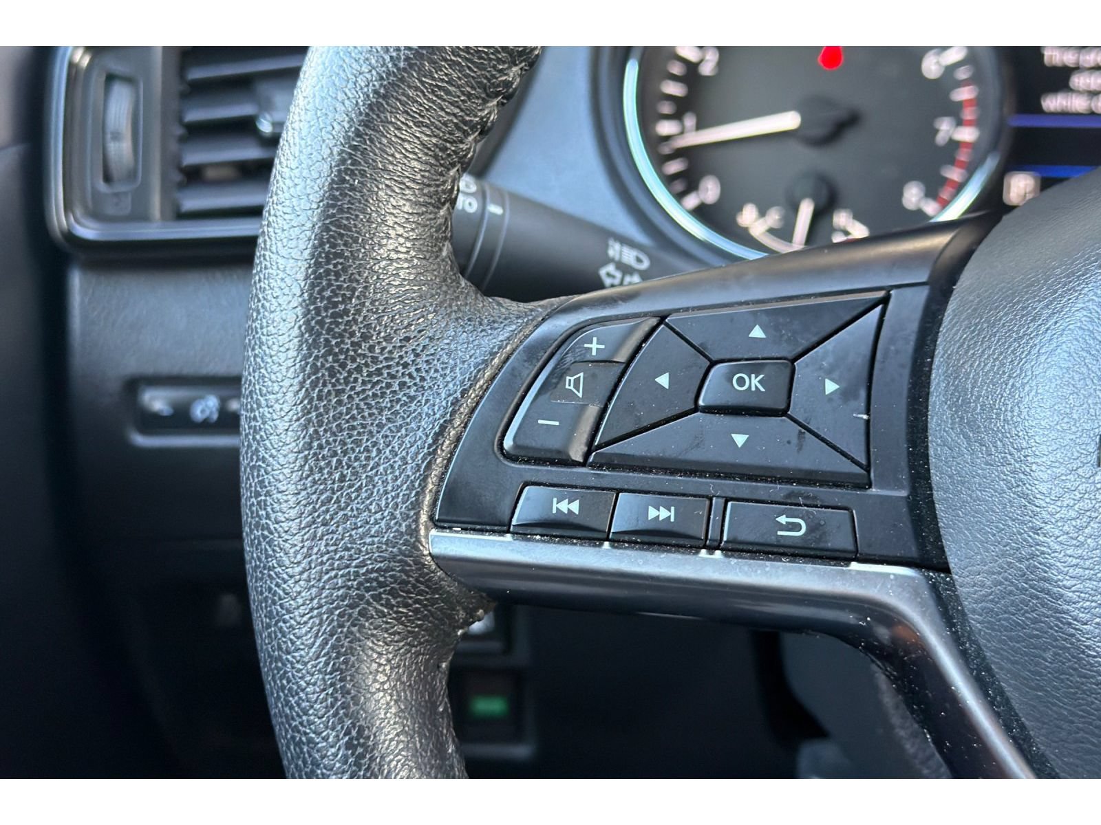 Used 2020 Nissan Rogue S w/ Special Edition Package AWD/4WD image 25