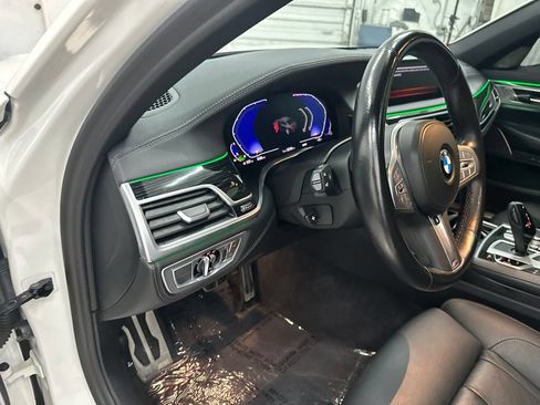 Used 2022 BMW 740i w/ M Sport Package RWD image 14