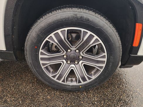 Used 2023 Jeep Wagoneer L Series II image 11