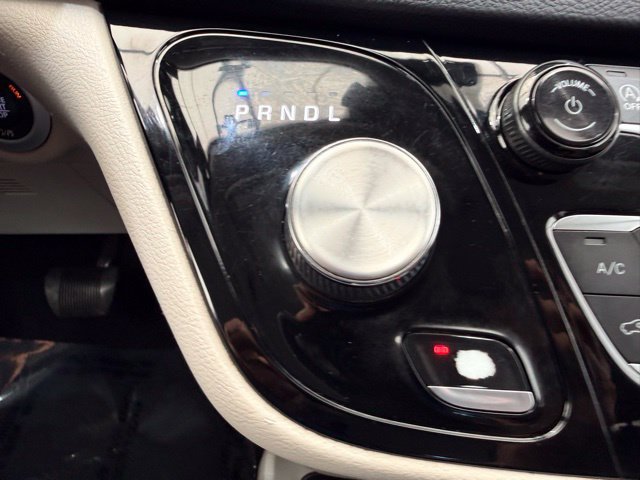 Used 2022 Chrysler Pacifica Touring-L FWD image 40