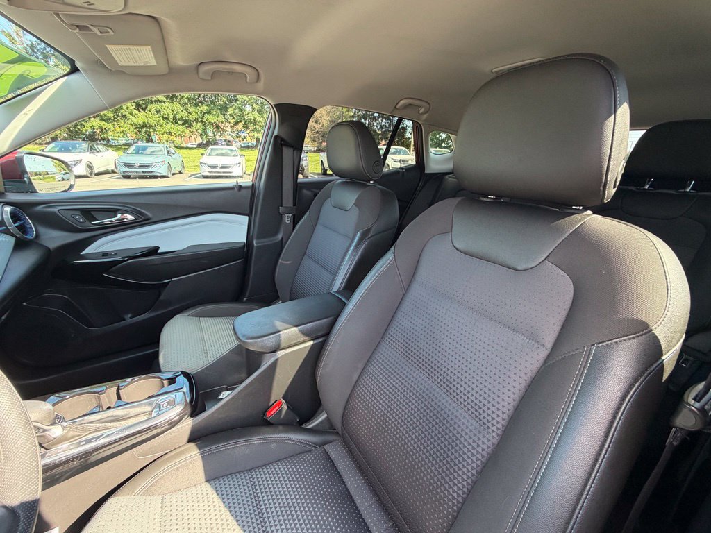 Used 2025 Chevrolet Trax LT FWD image 7