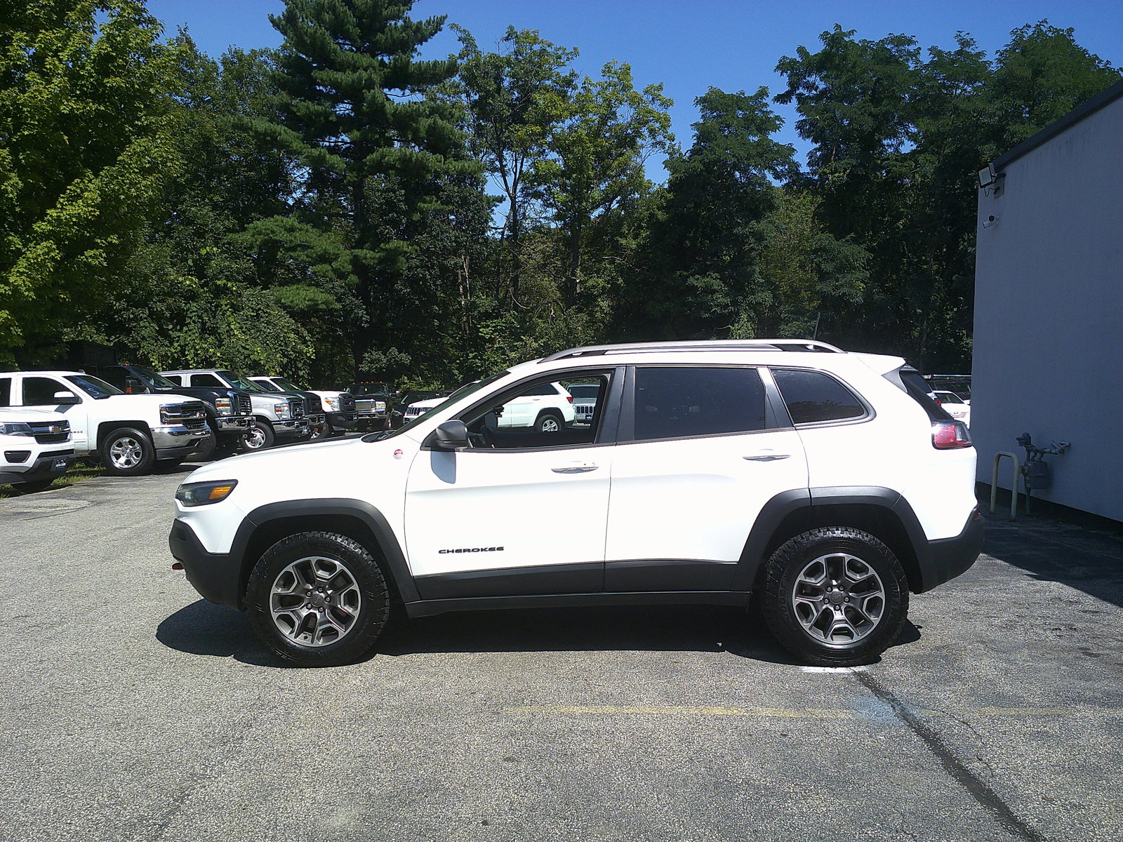 Used 2020 Jeep Cherokee Trailhawk AWD/4WD image 8