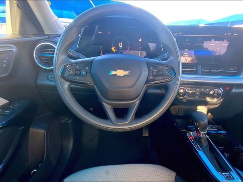 Used 2025 Chevrolet Trax LT image 6
