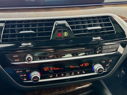 Used 2019 BMW 530e xDrive w/ Convenience Package image 18