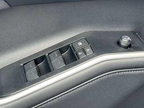 Used 2025 Toyota Highlander LE FWD image 13