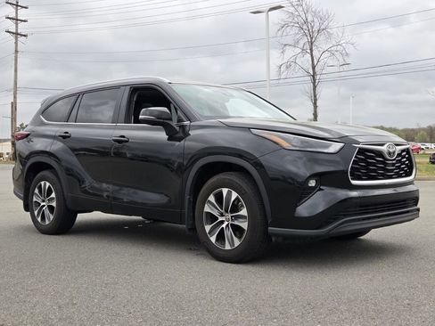 Used 2025 Toyota Highlander XLE image 4