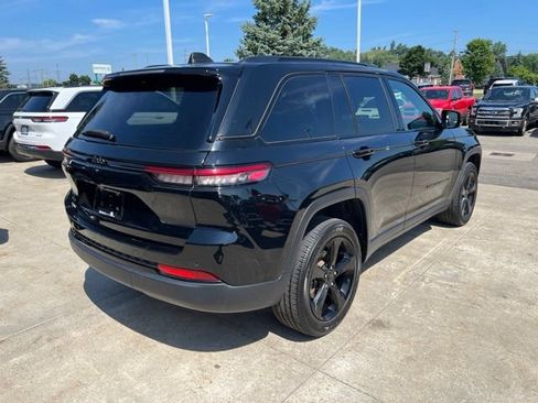 Used 2023 Jeep Grand Cherokee Altitude AWD/4WD image 6
