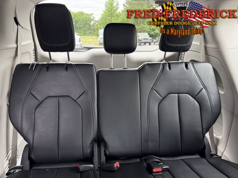 Used 2023 Chrysler Pacifica Touring-L AWD/4WD image 18