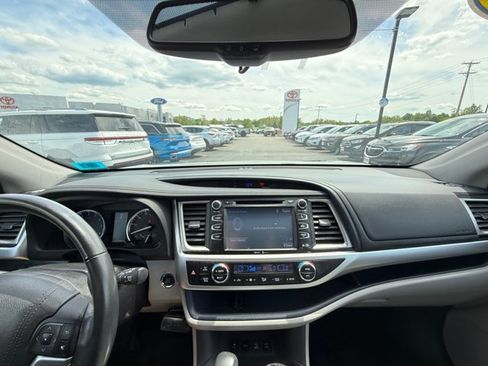 Used 2015 Toyota Highlander XLE AWD/4WD image 2