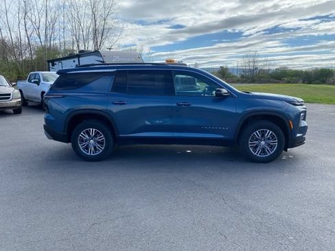 Used 2025 Chevrolet Traverse LT FWD image 11
