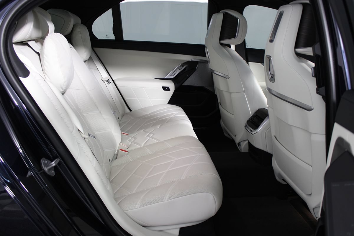 Used 2023 BMW i7 xDrive60 AWD/4WD image 39