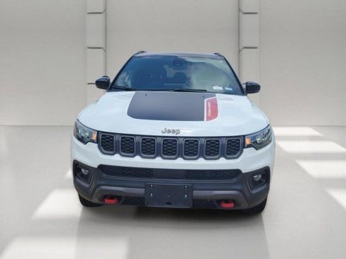 Used 2025 Jeep Compass Trailhawk AWD/4WD image 2