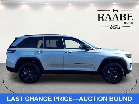 Used 2023 Jeep Grand Cherokee Altitude AWD/4WD image 8
