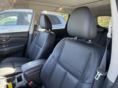 Used 2018 Nissan Rogue SL w/ Premium Package image 16