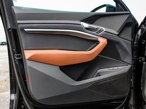 Used 2022 Audi e-tron Premium w/ Convenience Plus Package image 8