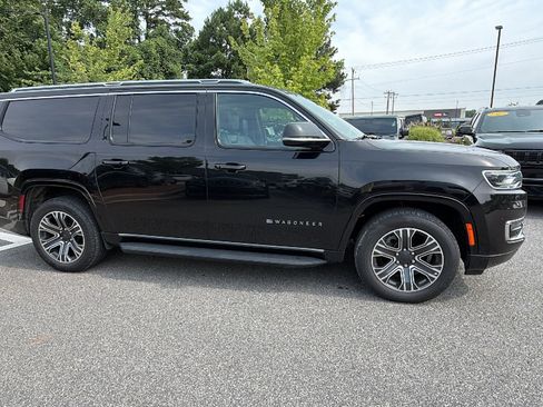 Used 2024 Jeep Wagoneer L Series II w/ Flexible Seating Group AWD/4WD image 7
